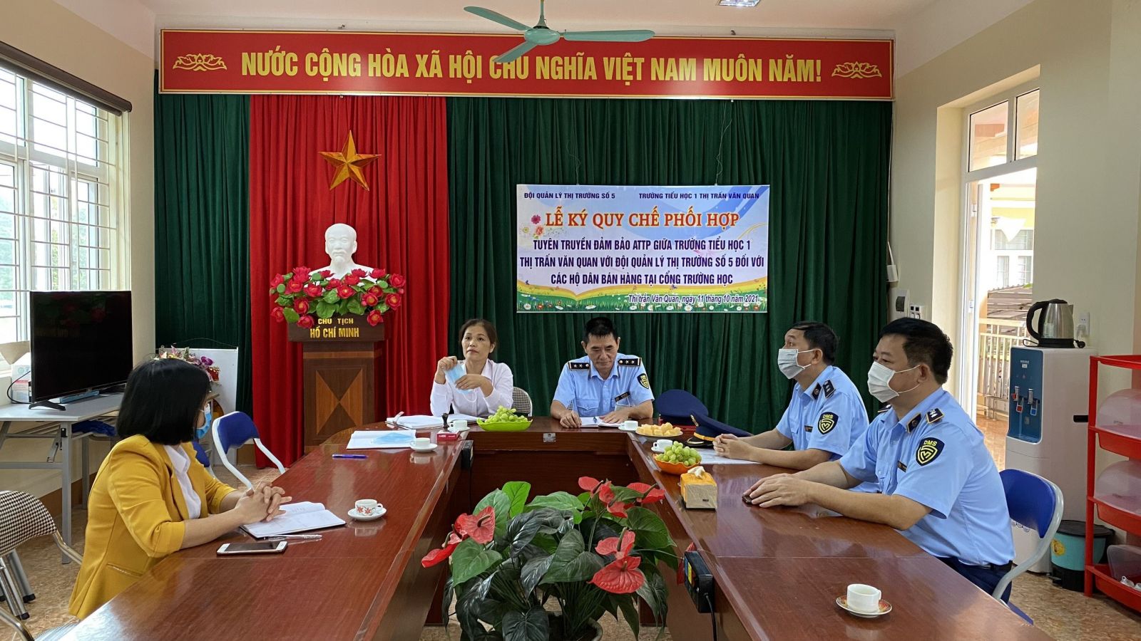 Lễ ký quy chế phối hợp Tuyên truyền bảo đảm ATTP giữa Trường TH1 Thị trấn Văn Quan với Đội QLTT số 5